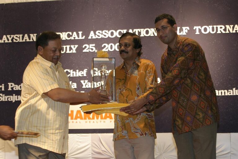 Photo 2 of 5: Inaugural MMA golf tournament with His Majesty the King (2004)
