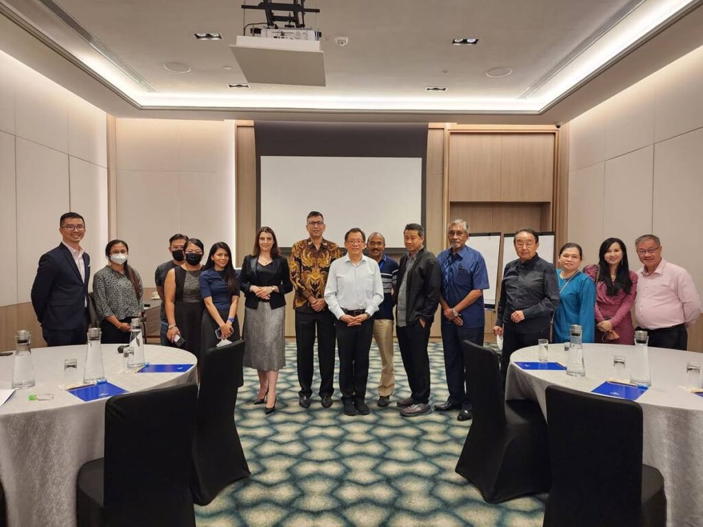 Photo 2 of 2: I had a great evening with infection disease specialist from Singapore Dr Leong Hoe Nam ( Mount…