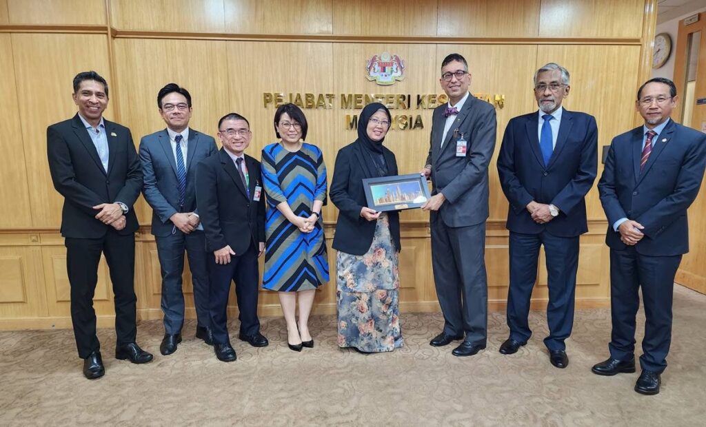 Photo 1 of 1: Association of Private Hospitals Malaysia Board Members met the minister of health YB Dr Zaliha Binti…