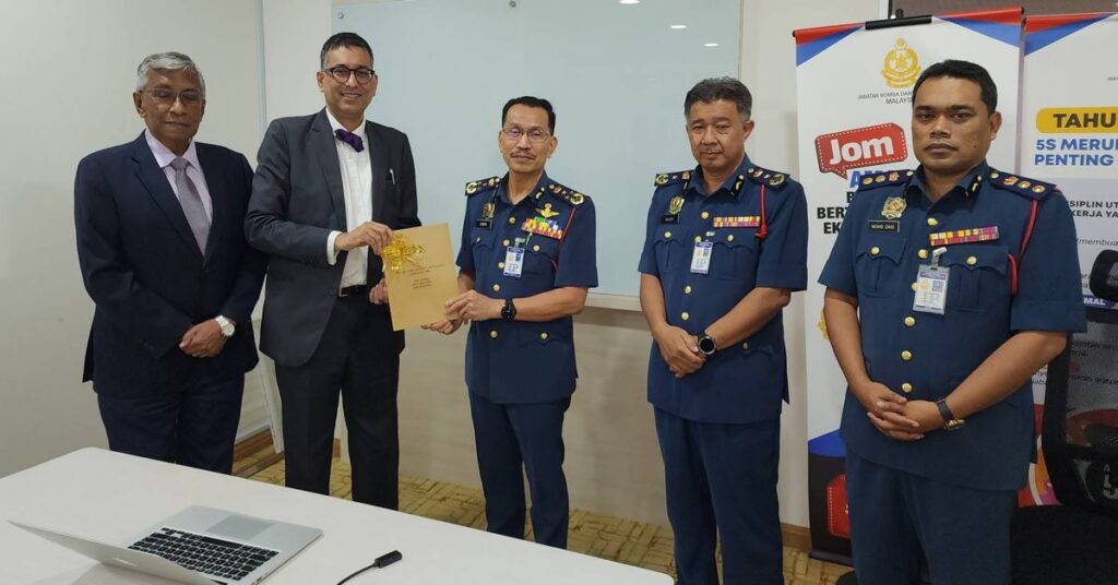 Photo 1 of 1: Meeting the Deputy Director General (Operations) of Bomba and Penyelamat Dato Edwin Galan.