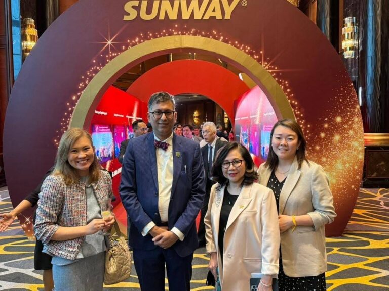 Photo 2 of 4: At the 50 years celebrations of Sunway and had a photo opportunity with the founder and chairman of…