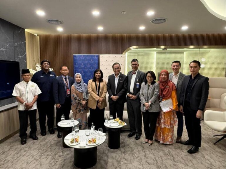 Photo 3 of 3: The Cik Era Chatbot X JomQuit Website was launched at Prince Court Medical Centre as part of the…