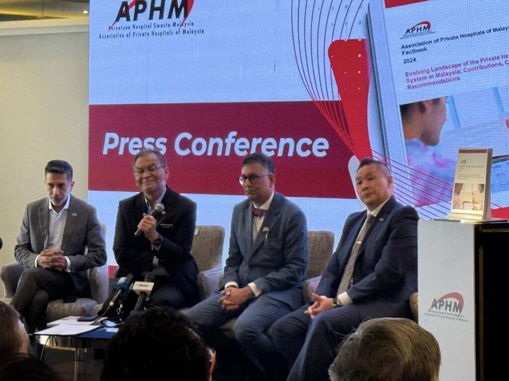 Photo 1 of 4: Minister of Health YB Datuk Seri Dr Dzulkefly Ahmad launched the Fact Book on Evolving Landscape of…