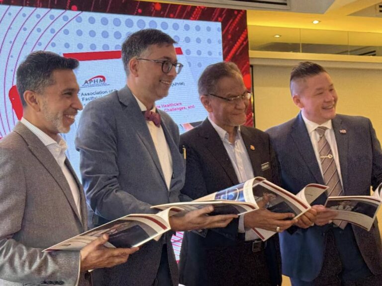 Photo 2 of 4: Minister of Health YB Datuk Seri Dr Dzulkefly Ahmad launched the Fact Book on Evolving Landscape of…