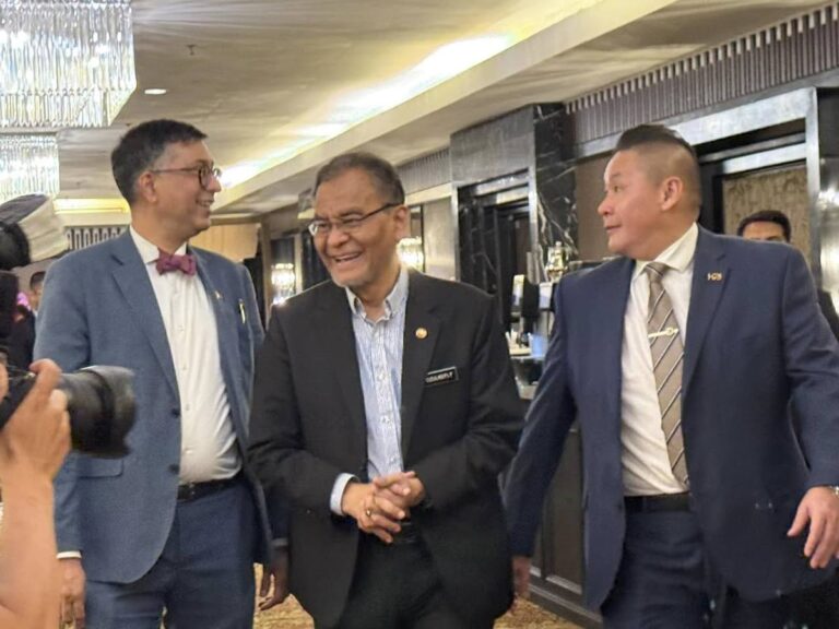 Photo 4 of 4: Minister of Health YB Datuk Seri Dr Dzulkefly Ahmad launched the Fact Book on Evolving Landscape of…