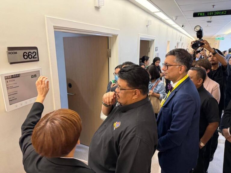 Photo 2 of 3: Smart Ward was launched at Mahkota Medical Centre Melaka by YAB Menteri Besar Melaka Datuk Seri Utama Ab…