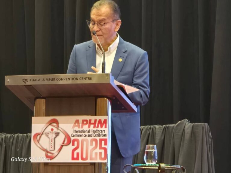 Photo 3 of 4: My presidential speech at the opening ceremony of the Association Private Hospitals Malaysia APHM with…