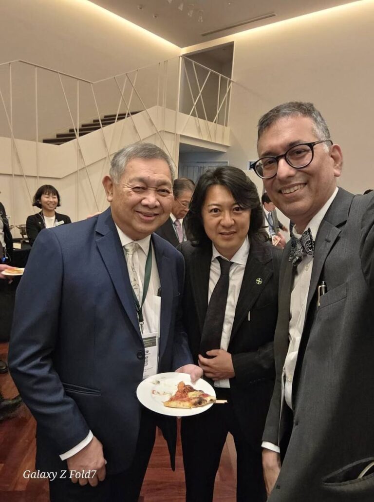 Photo 4 of 4: Honored to meet Indonesia’s Minister of Health, His Excellency Budi Gunadi Sadikin, at the WHX Osaka…